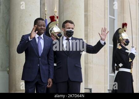 ©Sebastien Muylaert/MAXPPP - der französische Präsident Emmanuel Macron begrüßt seinen togolesischen Amtskollegen Faure Gnassingbe mit einer Gesichtsmaske vor ihrem Treffen im Elysee-Palast in Paris, Frankreich. 09.04.2021 Stockfoto