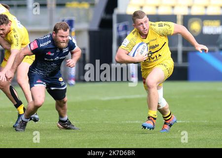 ©Laurent Lairys/MAXPPP - Pierre BOURGARIT von La Rochelle und Akker van der Merwe Verkauf von Haien während des European Rugby Champions Cup, des Viertelfinalspiels der Rugby Union zwischen La Rochelle und Sale Sharks am 10. April 2021 im Stadion Marcel Deflandre in La Rochelle, Frankreich - Foto Laurent Lairys / MAXPPP Stockfoto