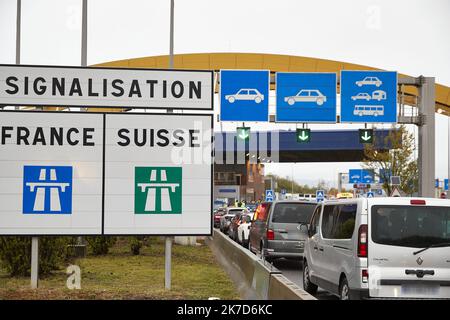 ©PHOTOPQR/LE DAUPHINE/Grégory YETCHMENIZA ; Saint-Julien-en-Genevois ; 12/04/2021 ; Grégory YETCHMENIZA / LE DAUPHINE LIBERE / Photopqr SAINT-JULIEN-EN-GENEVOIS (HAUTE-SAVOIE) le12 avril 2021 Les Taxis français de Haute-Savoie et de l'Ain se sont di à frontière mobilés en la Suisse. dès 6 heures du matin, ils étaient postés à plusieurs douanes dont celles de Bardonnex. Une mobilization qui engendre d'importants bouchons. Les Taxis et VTC français, protestent contre l'Application stricte de la part du Canton de Genève des Accords bilatéraux. CES-Abkommen, que le canton n'avait ja Stockfoto