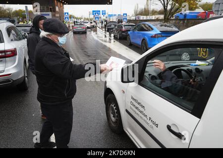 ©PHOTOPQR/LE DAUPHINE/Grégory YETCHMENIZA ; Saint-Julien-en-Genevois ; 12/04/2021 ; Grégory YETCHMENIZA / LE DAUPHINE LIBERE / Photopqr SAINT-JULIEN-EN-GENEVOIS (HAUTE-SAVOIE) le12 avril 2021 Les Taxis français de Haute-Savoie et de l'Ain se sont di à frontière mobilés en la Suisse. dès 6 heures du matin, ils étaient postés à plusieurs douanes dont celles de Bardonnex. Une mobilization qui engendre d'importants bouchons. Französische Taxis aus Haute-Savoie und Ain stiegen am Montag, den 12. April 2021, an der Schweizer Grenze in Zahlen Stockfoto