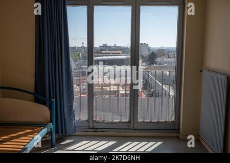 ©Olivier Donnars / Le Pictorium/MAXPPP - Olivier Donnars / Le Pictorium - 2/4/2021 - Frankreich / Saint-Ouen - Vue depuis le Foyer Adef a Saint-Ouen (93), sur le chantier de construction du futur Village olympique. Le 2 avril 2021, les 223 habitants de ce Foyer de travailleurs migrants ont du quitter le batiment qui va ceder sa place au futur Village olympique des JO de 2024. Les travailleurs ont ete reloges dans des modulaires temporaires en attente d'ici 2 ans d'un relogement definitif. / 2/4/2021 - Frankreich / Saint-Ouen - Blick vom Adef-Haus in Saint-Ouen (93), auf die Baustelle des Stockfoto