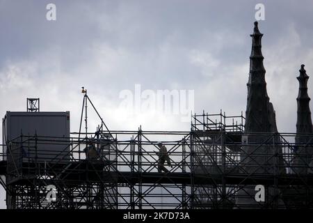 ©PHOTOPQR/L'EST REPUBLICAIN/ALEXANDRE MARCHI ; PARIS ; 12/04/2021 ; PATRIMOINE - HISTOIRE DE FRANCE - CATHEDRALE GOTHIQUE NOTRE DAME DE PARIS - TRAVAUX - CHANTIER - REKONSTRUKTION. Paris 12 April 2021. Le chantier de mise en sécurité de la cathédrale Notre-Dame de Paris, deux ans après le violent incendie du 15 avril 2019, avant sa Restauration et sa reconstruction. FOTO Alexandre MARCHI. - Paris, Frankreich, april 12. 2021. Werke in der Kathedrale Notre Dame von Paris, die vor 2 Jahren von einem Brand verwüstet wurde Stockfoto