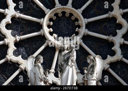 ©PHOTOPQR/L'EST REPUBLICAIN/ALEXANDRE MARCHI ; PARIS ; 12/04/2021 ; PATRIMOINE - HISTOIRE DE FRANCE - CATHEDRALE GOTHIQUE NOTRE DAME DE PARIS - TRAVAUX - CHANTIER - REKONSTRUKTION. Paris 12 April 2021. Le chantier de mise en sécurité de la cathédrale Notre-Dame de Paris, deux ans après le violent incendie du 15 avril 2019, avant sa Restauration et sa reconstruction. Les vitraux de la rosace vue de l'extérieur avec ses Statuen. FOTO Alexandre MARCHI. - Paris, Frankreich, april 12. 2021. Werke in der Kathedrale Notre Dame von Paris, die vor 2 Jahren von einem Brand verwüstet wurde Stockfoto