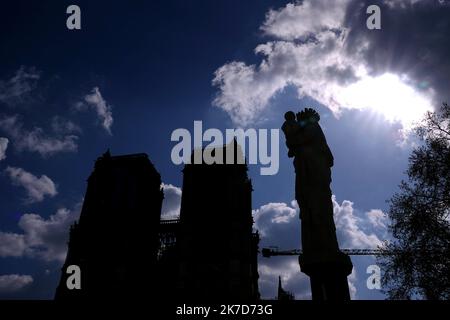 ©PHOTOPQR/L'EST REPUBLICAIN/ALEXANDRE MARCHI ; PARIS ; 12/04/2021 ; PATRIMOINE - HISTOIRE DE FRANCE - CATHEDRALE GOTHIQUE NOTRE DAME DE PARIS - TRAVAUX - CHANTIER - REKONSTRUKTION. Paris 12 April 2021. Le chantier de mise en sécurité de la cathédrale Notre-Dame de Paris, deux ans après le violent incendie du 15 avril 2019, avant sa Restauration et sa reconstruction. FOTO Alexandre MARCHI. - Paris, Frankreich, april 12. 2021. Werke in der Kathedrale Notre Dame von Paris, die vor 2 Jahren von einem Brand verwüstet wurde Stockfoto