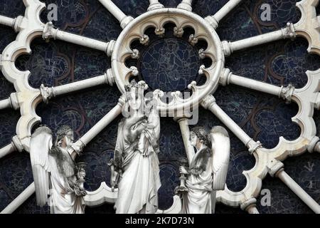 ©PHOTOPQR/L'EST REPUBLICAIN/ALEXANDRE MARCHI ; PARIS ; 12/04/2021 ; PATRIMOINE - HISTOIRE DE FRANCE - CATHEDRALE GOTHIQUE NOTRE DAME DE PARIS - TRAVAUX - CHANTIER - REKONSTRUKTION. Paris 12 April 2021. Le chantier de mise en sécurité de la cathédrale Notre-Dame de Paris, deux ans après le violent incendie du 15 avril 2019, avant sa Restauration et sa reconstruction. Les vitraux de la rosace vue de l'extérieur avec ses Statuen. FOTO Alexandre MARCHI. - Paris, Frankreich, april 12. 2021. Werke in der Kathedrale Notre Dame von Paris, die vor 2 Jahren von einem Brand verwüstet wurde Stockfoto