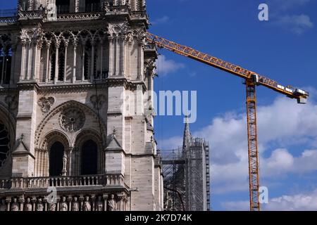 ©PHOTOPQR/L'EST REPUBLICAIN/ALEXANDRE MARCHI ; PARIS ; 12/04/2021 ; PATRIMOINE - HISTOIRE DE FRANCE - CATHEDRALE GOTHIQUE NOTRE DAME DE PARIS - TRAVAUX - CHANTIER - REKONSTRUKTION - GRUE. Paris 12 April 2021. Le chantier de mise en sécurité de la cathédrale Notre-Dame de Paris, deux ans après le violent incendie du 15 avril 2019, avant sa Restauration et sa reconstruction. FOTO Alexandre MARCHI. - Paris, Frankreich, april 12. 2021. Werke in der Kathedrale Notre Dame von Paris, die vor 2 Jahren von einem Brand verwüstet wurde Stockfoto