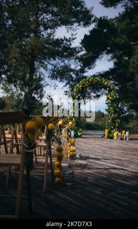 Zeremonienbereich. Hochzeitsbogen. Ein bedeutender Sommertag. Stockfoto