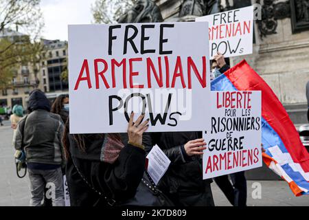 ©Sebastien Muylaert/MAXPPP - Manifestation de la communaute armenienne pour exiger la Liberation immediate et inconditionelle pour les prisenniers de guerre armeniens detenus illegalement en aserbaidschan, Place de la Republique. Paris, 15.04.2021 Demonstration der armenischen Gemeinschaft in Paris am 15. April 2021 Stockfoto