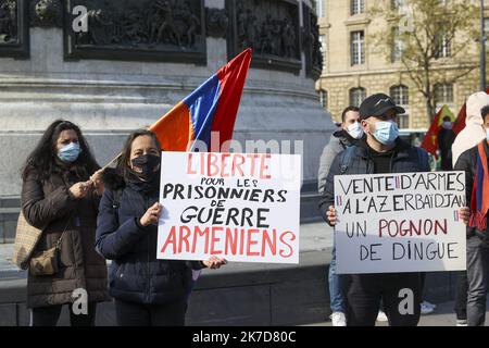 ©Sebastien Muylaert/MAXPPP - Manifestation de la communaute armenienne pour exiger la Liberation immediate et inconditionelle pour les prisenniers de guerre armeniens detenus illegalement en aserbaidschan, Place de la Republique. Paris, 15.04.2021 Demonstration der armenischen Gemeinschaft in Paris am 15. April 2021 Stockfoto