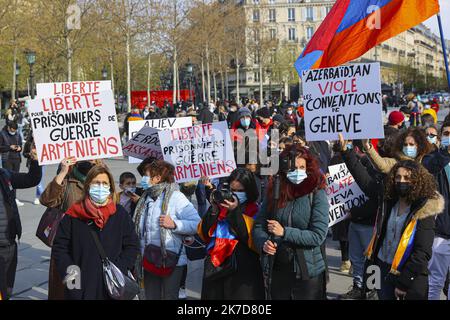 ©Sebastien Muylaert/MAXPPP - Manifestation de la communaute armenienne pour exiger la Liberation immediate et inconditionelle pour les prisenniers de guerre armeniens detenus illegalement en aserbaidschan, Place de la Republique. Paris, 15.04.2021 Demonstration der armenischen Gemeinschaft in Paris am 15. April 2021 Stockfoto