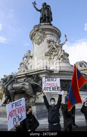 ©Sebastien Muylaert/MAXPPP - Manifestation de la communaute armenienne pour exiger la Liberation immediate et inconditionelle pour les prisenniers de guerre armeniens detenus illegalement en aserbaidschan, Place de la Republique. Paris, 15.04.2021 Demonstration der armenischen Gemeinschaft in Paris am 15. April 2021 Stockfoto