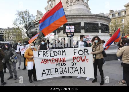 ©Sebastien Muylaert/MAXPPP - Manifestation de la communaute armenienne pour exiger la Liberation immediate et inconditionelle pour les prisenniers de guerre armeniens detenus illegalement en aserbaidschan, Place de la Republique. Paris, 15.04.2021 Demonstration der armenischen Gemeinschaft in Paris am 15. April 2021 Stockfoto