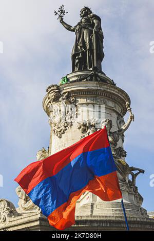 ©Sebastien Muylaert/MAXPPP - Manifestation de la communaute armenienne pour exiger la Liberation immediate et inconditionelle pour les prisenniers de guerre armeniens detenus illegalement en aserbaidschan, Place de la Republique. Paris, 15.04.2021 Demonstration der armenischen Gemeinschaft in Paris am 15. April 2021 Stockfoto