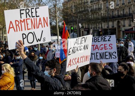 ©Sebastien Muylaert/MAXPPP - Manifestation de la communaute armenienne pour exiger la Liberation immediate et inconditionelle pour les prisenniers de guerre armeniens detenus illegalement en aserbaidschan, Place de la Republique. Paris, 15.04.2021 Demonstration der armenischen Gemeinschaft in Paris am 15. April 2021 Stockfoto