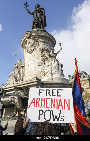 ©Sebastien Muylaert/MAXPPP - Manifestation de la communaute armenienne pour exiger la Liberation immediate et inconditionelle pour les prisenniers de guerre armeniens detenus illegalement en aserbaidschan, Place de la Republique. Paris, 15.04.2021 Demonstration der armenischen Gemeinschaft in Paris am 15. April 2021 Stockfoto