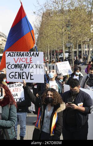 ©Sebastien Muylaert/MAXPPP - Manifestation de la communaute armenienne pour exiger la Liberation immediate et inconditionelle pour les prisenniers de guerre armeniens detenus illegalement en aserbaidschan, Place de la Republique. Paris, 15.04.2021 Demonstration der armenischen Gemeinschaft in Paris am 15. April 2021 Stockfoto