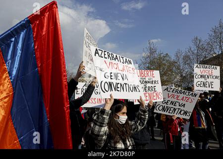 ©Sebastien Muylaert/MAXPPP - Manifestation de la communaute armenienne pour exiger la Liberation immediate et inconditionelle pour les prisenniers de guerre armeniens detenus illegalement en aserbaidschan, Place de la Republique. Paris, 15.04.2021 Demonstration der armenischen Gemeinschaft in Paris am 15. April 2021 Stockfoto