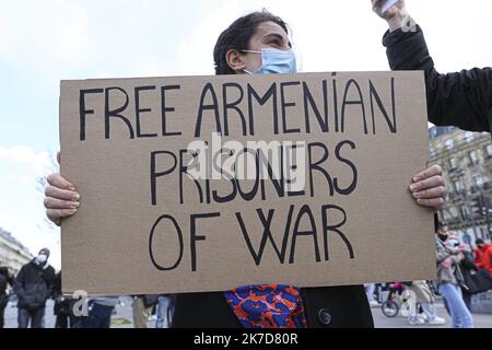 ©Sebastien Muylaert/MAXPPP - Manifestation de la communaute armenienne pour exiger la Liberation immediate et inconditionelle pour les prisenniers de guerre armeniens detenus illegalement en aserbaidschan, Place de la Republique. Paris, 15.04.2021 Demonstration der armenischen Gemeinschaft in Paris am 15. April 2021 Stockfoto