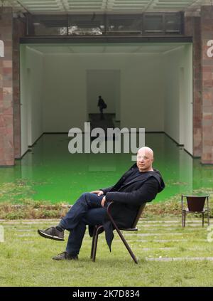 ©PHOTOPQR/L'ALSACE/Darek SZUSTER ; Riehen ; 15/04/2021 ; Le directeur de la Fondation Beyeler Samuel Keller Pose davant l'Installation de l'artiste danois Olafur Eliasson intitulée Life dans le jardin de la fondation le 15 avril 2021 - dänischer Künstler Olafur Eliasson Kreationen bei Beyeler Stiftung, in Riehen, april 15. 2021 Stockfoto