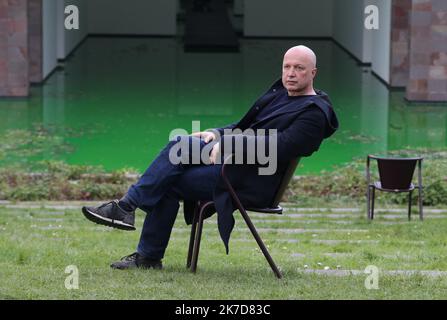 ©PHOTOPQR/L'ALSACE/Darek SZUSTER ; Riehen ; 15/04/2021 ; Le directeur de la Fondation Beyeler Samuel Keller Pose davant l'Installation de l'artiste danois Olafur Eliasson intitulée Life dans le jardin de la fondation le 15 avril 2021 - dänischer Künstler Olafur Eliasson Kreationen bei Beyeler Stiftung, in Riehen, april 15. 2021 Stockfoto
