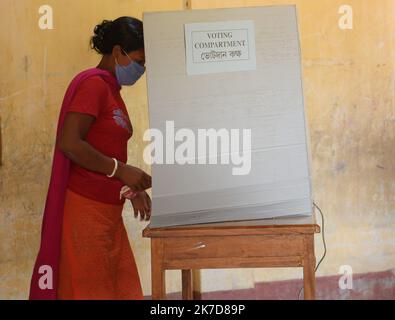 ©Abhisek Saha / Le Pictorium/MAXPPP - Abhisek Saha / Le Pictorium - 6/4/2021 - Inde / Tripura / Agartala - Les Gens votent pour les Elections du TTAADC a la periterie d'Agartala. / 6/4/2021 - Indien / Tripura / Agartala - Menschen haben für TTAADC-Wahlen am Stadtrand von Agartala Stimmen abgegeben Stockfoto