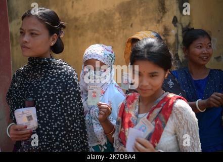 ©Abhisek Saha / Le Pictorium/MAXPPP - Abhisek Saha / Le Pictorium - 6/4/2021 - Inde / Tripura / Agartala - Les gens font la queue pour voter pour les elections du TTAADC a la peritererie d'Agartala. / 6/4/2021 - Indien / Tripura / Agartala - Menschen stehen Schlange, um für TTADC-Wahlen am Stadtrand von Agartala zu stimmen Stockfoto