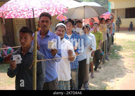 ©Abhisek Saha / Le Pictorium/MAXPPP - Abhisek Saha / Le Pictorium - 6/4/2021 - Inde / Tripura / Agartala - Les gens font la queue pour voter pour les elections du TTAADC a la peritererie d'Agartala. / 6/4/2021 - Indien / Tripura / Agartala - Menschen stehen Schlange, um für TTADC-Wahlen am Stadtrand von Agartala zu stimmen Stockfoto