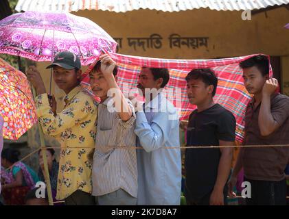 ©Abhisek Saha / Le Pictorium/MAXPPP - Abhisek Saha / Le Pictorium - 6/4/2021 - Inde / Tripura / Agartala - Les gens font la queue pour voter pour les elections du TTAADC a la peritererie d'Agartala. / 6/4/2021 - Indien / Tripura / Agartala - Menschen stehen Schlange, um für TTADC-Wahlen am Stadtrand von Agartala zu stimmen Stockfoto