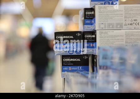 ©PHOTOPQR/LE PARISIEN/Arnaud Journois ; LA VILLE DU BOIS ; 15/04/2021 ; Carrefour commercialize des masques chirurgicaux « Made in France », en Provenance d’une usine basée dans la commune de Lieusaint en Île-de-France, au prix de 4,90€ la boîte de 50. - La Ville du Bois, Frankreich, april 15. 2021 - Made in France covid-19 Masken sind in Supermärkten erhältlich, zum gleichen Preis wie Made-in-China Masken, ein Jahr nach einem dramatischen Mangel an Masken zu Beginn der Pandemie in Frankreich, wo 100 000 in einem Jahr starben Stockfoto