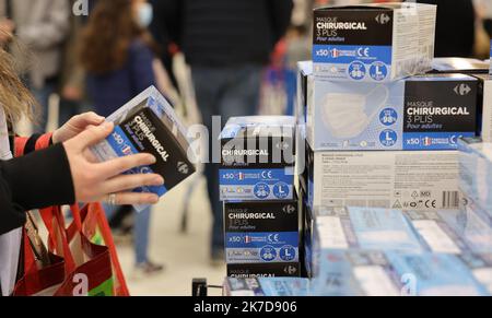 ©PHOTOPQR/LE PARISIEN/Arnaud Journois ; LA VILLE DU BOIS ; 15/04/2021 ; Carrefour commercialize des masques chirurgicaux « Made in France », en Provenance d’une usine basée dans la commune de Lieusaint en Île-de-France, au prix de 4,90€ la boîte de 50. - La Ville du Bois, Frankreich, april 15. 2021 - Made in France covid-19 Masken sind in Supermärkten erhältlich, zum gleichen Preis wie Made-in-China Masken, ein Jahr nach einem dramatischen Mangel an Masken zu Beginn der Pandemie in Frankreich, wo 100 000 in einem Jahr starben Stockfoto