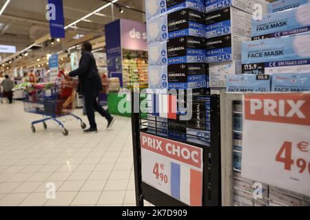 ©PHOTOPQR/LE PARISIEN/Arnaud Journois ; LA VILLE DU BOIS ; 15/04/2021 ; Carrefour commercialize des masques chirurgicaux « Made in France », en Provenance d’une usine basée dans la commune de Lieusaint en Île-de-France, au prix de 4,90€ la boîte de 50. - La Ville du Bois, Frankreich, april 15. 2021 - Made in France covid-19 Masken sind in Supermärkten erhältlich, zum gleichen Preis wie Made-in-China Masken, ein Jahr nach einem dramatischen Mangel an Masken zu Beginn der Pandemie in Frankreich, wo 100 000 in einem Jahr starben Stockfoto