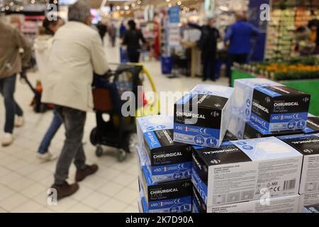 ©PHOTOPQR/LE PARISIEN/Arnaud Journois ; LA VILLE DU BOIS ; 15/04/2021 ; Carrefour commercialize des masques chirurgicaux « Made in France », en Provenance d’une usine basée dans la commune de Lieusaint en Île-de-France, au prix de 4,90€ la boîte de 50. - La Ville du Bois, Frankreich, april 15. 2021 - Made in France covid-19 Masken sind in Supermärkten erhältlich, zum gleichen Preis wie Made-in-China Masken, ein Jahr nach einem dramatischen Mangel an Masken zu Beginn der Pandemie in Frankreich, wo 100 000 in einem Jahr starben Stockfoto