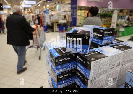 ©PHOTOPQR/LE PARISIEN/Arnaud Journois ; LA VILLE DU BOIS ; 15/04/2021 ; Carrefour commercialize des masques chirurgicaux « Made in France », en Provenance d’une usine basée dans la commune de Lieusaint en Île-de-France, au prix de 4,90€ la boîte de 50. - La Ville du Bois, Frankreich, april 15. 2021 - Made in France covid-19 Masken sind in Supermärkten erhältlich, zum gleichen Preis wie Made-in-China Masken, ein Jahr nach einem dramatischen Mangel an Masken zu Beginn der Pandemie in Frankreich, wo 100 000 in einem Jahr starben Stockfoto