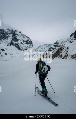 ©PHOTOPQR/LE DAUPHINE/Baptiste SAVIGNAC ; Chamonix-Mont-Blanc ; 14/04/2021 ; A cette Saison, sans le Petit train du Montenvers, ni le téléphérique de l'aiguille du Midi, rejoindre le Refuge du Requin depuis Chamonix nécessite de porter les Skis jusque sur la Mer de glace, qu'il faut ensuite remonter sur près de 8 kilomètres dans une Solitude absolue. - Chamonix Mont Blanc, französische Alpen, april 14. 2021 eine Nacht in der Hütte du Requin während der Haft . Berghütten dürfen nicht geöffnet werden, aber nur wenige sind es. Restriktive Maßnahmen werden zur Bekämpfung der Pandemie angewendet Stockfoto