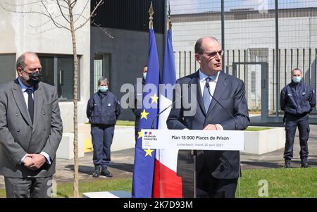 ©PHOTOPQR/L'ALSACE/Darek SZUSTER ; Lutterbach ; 20/04/2021 ; Le Premier ministre Jean Castex et le ministre de la Justice Éric Dupond - Moretti en visite à la pentnis de Lutterbach, qui devrait ouvrir à l'automne, ce mardi 20 avril Lutterbach, Frankreich, april 20. 2021 Frankreich müssen mehr Gefängnisse bauen : 15 000 Plätze werden von dem französischen Premierminister JeanCastex und Justizminister EricDupontMoretti eingerichtet Stockfoto