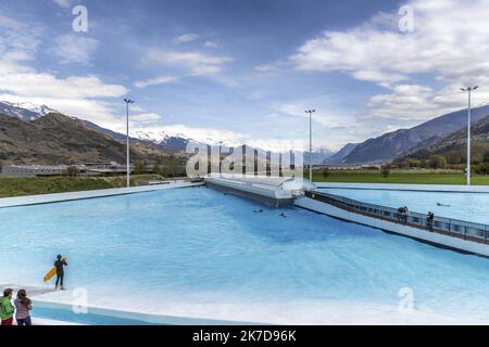 ©PHOTOPQR/LE DAUPHINE/Grégory YETCHMENIZA ; Sion ; 10/04/2021 ; Grégory YETCHMENIZA / LE DAUPHINE LIBERE / Photopqr SION (SUISSE) le1O avril 2021 Surfer des vagues de 20 centimètres à 2 mètres avec en toile de fond les montagnes c(est maintenant possible à Sion dans le Valais Suisse. Les piscines à vagues artificielles d'Alaïa Bay accueilleront à partir de Mai , les surfeurs pros comme débutants. 46 moteurs créent des vagues dignes des meilleurs Spots. Adam Bonvin, fondateur du projet espère attirer plus de 100 000 visiteurs par an. Surfspot in Sion Schweiz Stockfoto