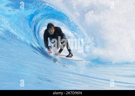 ©PHOTOPQR/LE DAUPHINE/Grégory YETCHMENIZA ; Sion ; 10/04/2021 ; Grégory YETCHMENIZA / LE DAUPHINE LIBERE / Photopqr SION (SUISSE) le1O avril 2021 Surfer des vagues de 20 centimètres à 2 mètres avec en toile de fond les montagnes c(est maintenant possible à Sion dans le Valais Suisse. Les piscines à vagues artificielles d'Alaïa Bay accueilleront à partir de Mai , les surfeurs pros comme débutants. 46 moteurs créent des vagues dignes des meilleurs Spots. Adam Bonvin, fondateur du projet espère attirer plus de 100 000 visiteurs par an. Sur notre Foto : Slade Prestwich, surfeur sud africain qui Stockfoto