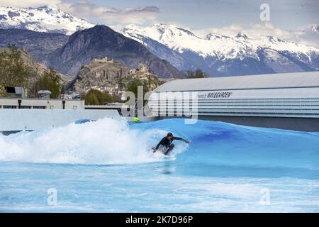 ©PHOTOPQR/LE DAUPHINE/Grégory YETCHMENIZA ; Sion ; 10/04/2021 ; Grégory YETCHMENIZA / LE DAUPHINE LIBERE / Photopqr SION (SUISSE) le1O avril 2021 Surfer des vagues de 20 centimètres à 2 mètres avec en toile de fond les montagnes c(est maintenant possible à Sion dans le Valais Suisse. Les piscines à vagues artificielles d'Alaïa Bay accueilleront à partir de Mai , les surfeurs pros comme débutants. 46 moteurs créent des vagues dignes des meilleurs Spots. Adam Bonvin, fondateur du projet espère attirer plus de 100 000 visiteurs par an. Sur notre Foto : Slade Prestwich dans le tube avec en toile Stockfoto