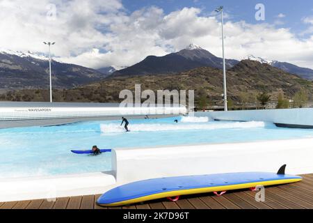 ©PHOTOPQR/LE DAUPHINE/Grégory YETCHMENIZA ; Sion ; 10/04/2021 ; Grégory YETCHMENIZA / LE DAUPHINE LIBERE / Photopqr SION (SUISSE) le1O avril 2021 Surfer des vagues de 20 centimètres à 2 mètres avec en toile de fond les montagnes c(est maintenant possible à Sion dans le Valais Suisse. Les piscines à vagues artificielles d'Alaïa Bay accueilleront à partir de Mai , les surfeurs pros comme débutants. 46 moteurs créent des vagues dignes des meilleurs Spots. Adam Bonvin, fondateur du projet espère attirer plus de 100 000 visiteurs par an. Surfspot in Sion Schweiz Stockfoto