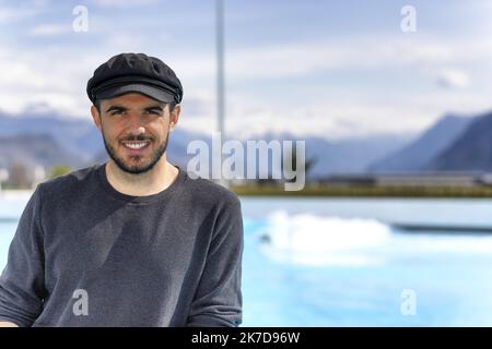 ©PHOTOPQR/LE DAUPHINE/Grégory YETCHMENIZA ; Sion ; 10/04/2021 ; Grégory YETCHMENIZA / LE DAUPHINE LIBERE / Photopqr SION (SUISSE) le1O avril 2021 Surfer des vagues de 20 centimètres à 2 mètres avec en toile de fond les montagnes c(est maintenant possible à Sion dans le Valais Suisse. Les piscines à vagues artificielles d'Alaïa Bay accueilleront à partir de Mai , les surfeurs pros comme débutants. 46 moteurs créent des vagues dignes des meilleurs Spots. Adam Bonvin, fondateur du projet espère attirer plus de 100 000 visiteurs par an. Sur notre Foto : Adam Bonvin Surfspot in Sion Schweiz Stockfoto