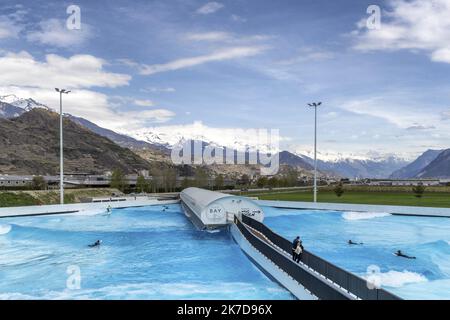 ©PHOTOPQR/LE DAUPHINE/Grégory YETCHMENIZA ; Sion ; 10/04/2021 ; Grégory YETCHMENIZA / LE DAUPHINE LIBERE / Photopqr SION (SUISSE) le1O avril 2021 Surfer des vagues de 20 centimètres à 2 mètres avec en toile de fond les montagnes c(est maintenant possible à Sion dans le Valais Suisse. Les piscines à vagues artificielles d'Alaïa Bay accueilleront à partir de Mai , les surfeurs pros comme débutants. 46 moteurs créent des vagues dignes des meilleurs Spots. Adam Bonvin, fondateur du projet espère attirer plus de 100 000 visiteurs par an. Surfspot in Sion Schweiz Stockfoto