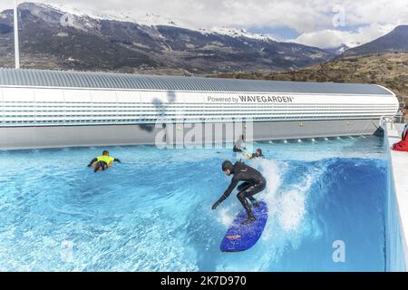 ©PHOTOPQR/LE DAUPHINE/Grégory YETCHMENIZA ; Sion ; 10/04/2021 ; Grégory YETCHMENIZA / LE DAUPHINE LIBERE / Photopqr SION (SUISSE) le1O avril 2021 Surfer des vagues de 20 centimètres à 2 mètres avec en toile de fond les montagnes c(est maintenant possible à Sion dans le Valais Suisse. Les piscines à vagues artificielles d'Alaïa Bay accueilleront à partir de Mai , les surfeurs pros comme débutants. 46 moteurs créent des vagues dignes des meilleurs Spots. Adam Bonvin, fondateur du projet espère attirer plus de 100 000 visiteurs par an. Surfspot in Sion Schweiz Stockfoto