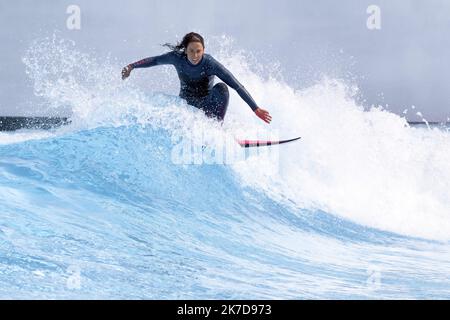 ©PHOTOPQR/LE DAUPHINE/Grégory YETCHMENIZA ; Sion ; 10/04/2021 ; Grégory YETCHMENIZA / LE DAUPHINE LIBERE / Photopqr SION (SUISSE) le1O avril 2021 Surfer des vagues de 20 centimètres à 2 mètres avec en toile de fond les montagnes c(est maintenant possible à Sion dans le Valais Suisse. Les piscines à vagues artificielles d'Alaïa Bay accueilleront à partir de Mai , les surfeurs pros comme débutants. 46 moteurs créent des vagues dignes des meilleurs Spots. Adam Bonvin, fondateur du projet espère attirer plus de 100 000 visiteurs par an. Surfspot in Sion Schweiz Stockfoto