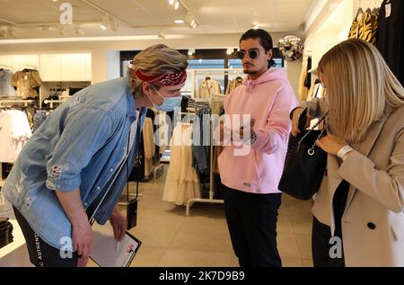 ©PHOTOPQR/L'ALSACE/Vanessa MEYER ; Stuttgart ; 21/04/2021 ; A l’entrée d'une Boutique de prêt-à-porter, le personnel contrôle à l'aide d'un Smartphone le QR Code sur le bracelet des Client. La ville de Tübingen a imaginé un projet pilote, unique en Allemagne qui grâce à un bracelet doté d'un QRcode attestant d’un Test Covid négatif valable 24h permet aux habitants de vivre presque normalement. A Tübigen le 21 avril 2021. Tubigen, April 21. 2021 die Stadt Tübingen hat ein in Deutschland einzigartiges Pilotprojekt entwickelt, das dank eines Armbandes mit einem QRcode, der einen negativen Covid bescheinigt, realisiert wurde Stockfoto