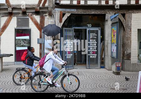 ©PHOTOPQR/L'ALSACE/Vanessa MEYER ; Stuttgart ; 21/04/2021 ; des jeunes en vélo passent devant un musée à Tübigen où les lieux de culture sont ouverts . La ville de Tübingen a imaginé un projet pilote, unique en Allemagne qui grâce à un bracelet doté d'un QRcode attestant d’un Test Covid négatif valable 24h permet aux habitants de vivre presque normalement. A Tübigen le 21 avril 2021. Tubigen, Deutschland, april 21. 2021 die Stadt Tübingen hat ein in Deutschland einzigartiges Pilotprojekt entwickelt, das dank eines Armbandes mit einem QRcode, der einen negativen Covid-Test mit einer Gültigkeit von 24 Stunden bestätigt, einen Aufenthalt ermöglicht Stockfoto