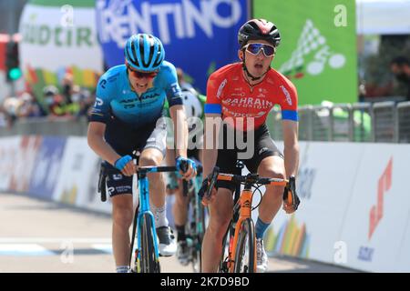 ©Pierre Teyssot/MAXPPP ; Tour of the Alps UCI Cycling Race. Pieve di Bono, Italien am 22. April 2021. Etappe 4 von Naturns/Naturns nach Pieve di Bono, Italien. In Aktion Pello Bilbao Bahrain siegt vor Aleksandr Vlasov Astana - Premier Tech und Simon Yates Team BikeExchange. â© Pierre Teyssot/Maxppp Stockfoto