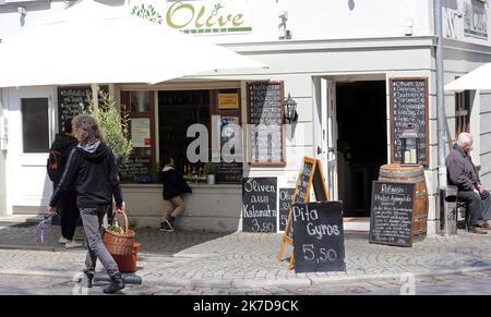 ©PHOTOPQR/L'ALSACE/Vanessa MEYER ; Stuttgart ; 21/04/2021 ; Les Restaurants ne peuvent faire que de la vente à emporter, en effet Suite à l'affut de touristes , les Restaurants qui étaient ouverts ont dû refermer le 6 avril . La ville de Tübingen en a imaginé un projet pilote, unique en Allemagne. Grâce à un bracelet doté QRcode attestant d’un Test Covid négatif permet aux habitants de vivre presque normalement. A Tübigen le 21 avril 2021. Tubigen, Deutschland, april 21. 2021 die Stadt Tübingen hat ein in Deutschland einzigartiges Pilotprojekt entwickelt, das dank eines Armbandes mit einem QRcode-Attestation realisiert wurde Stockfoto