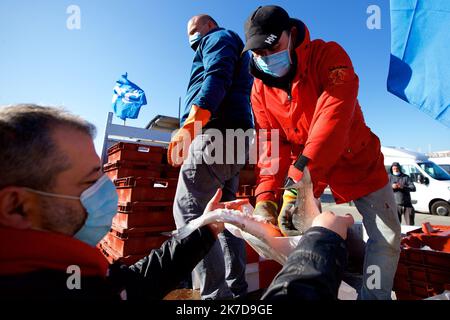 ©PHOTOPQR/VOIX DU Nord/Johan BEN AZZOUZ ; 23/04/2021 ; Boulogne-sur-mer, le 23 avril 2021. après la mobilization de cette nuit, nouvelle Action des pêcheurs boulonnais avec la vente de Bars à prix d'ami sur le quai Gambetta ce matin. Les pêcheurs dénoncent le manque de licenses octroyées par les autorités britanniques depuis le brexit. FOTO JOHAN BEN AZZOUZ LA VOIX DU Nord - Boulogne sur mer, Frankreich, 23. 2021. april nach der Mobilisierung der Nacht, neue Aktion der Boulogne Fischer mit dem Verkauf von Bars zu günstigen Preisen auf dem Gambetta Kai heute Morgen. Die Fischer prangern das Fehlen an Stockfoto