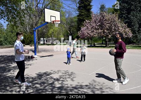 ©PHOTOPQR/L'EST REPUBLICAIN/ALEXANDRE MARCHI ; NANCY ; 25/04/2021 ; METEOROLOGIE - METEO - PRINTEMPS - BEAU TEMPS - CHALEUR - ACTIVITE DE PLEIN LUFT - KORBBALL - CRISE SANITAIRE. Parc Sainte-Marie, Nancy 25 April 2021. Des jeunes jouent au basket-Ball en portant des masques de Protection. FOTO Alexandre MARCHI. - 2021/04/25. Frühlingswetter in dieser Woche Stockfoto