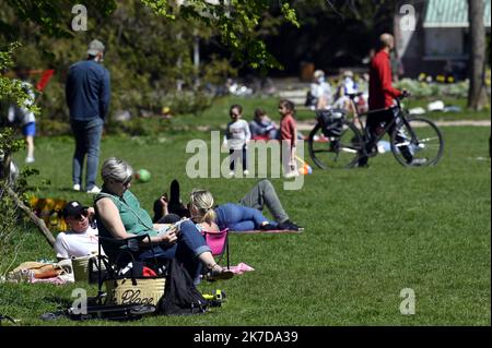 ©PHOTOPQR/L'EST REPUBLICAIN/ALEXANDRE MARCHI ; NANCY ; 25/04/2021 ; METEOROLOGIE - METEO - PRINTEMPS - BEAU TEMPS - CHALEUR - CRISE SANITAIRE. Parc Sainte-Marie, Nancy 25 April 2021. Lecture en plein Soleil dans la pelouse du Parc. FOTO Alexandre MARCHI. - 2021/04/25. Frühlingswetter in dieser Woche Stockfoto